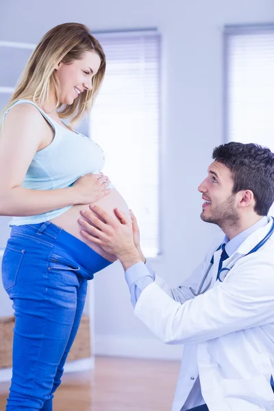 Médico verificando estômago de paciente grávida — Fotografia de Stock