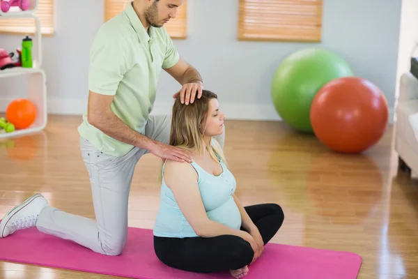 Mulher grávida recebendo massagem — Fotografia de Stock