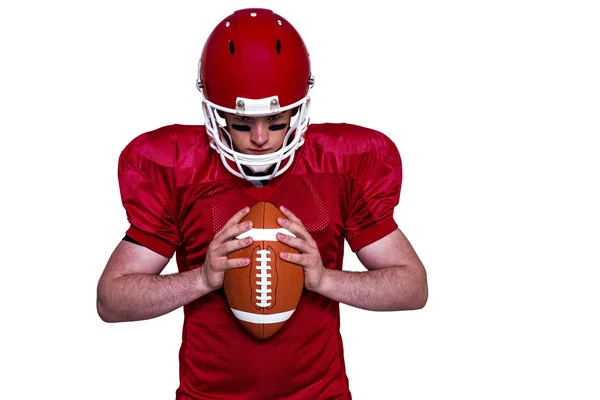 American Football-Spieler hält einen Ball — Stockfoto