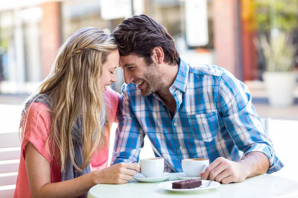 Linda pareja sentada afuera en la cafetería —  Fotos de Stock