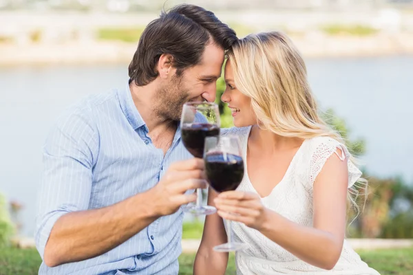 Leuk paar op datum houden van rode wijn glazen — Stockfoto