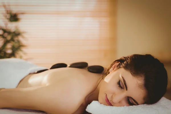 Mulher recebendo uma massagem de pedra quente — Fotografia de Stock