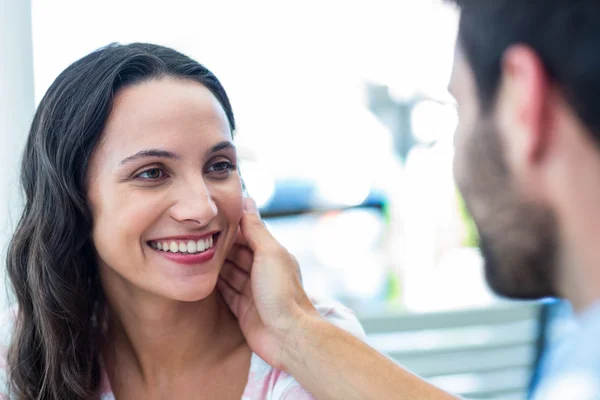 Couple mignon touchant leurs visages — Photo