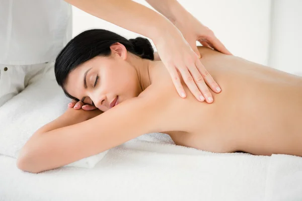 Frau erhält Rückenmassage — Stockfoto