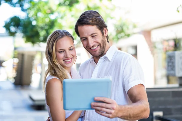 Casal usando computador tablet — Fotografia de Stock