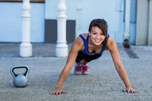 Femme athlétique faisant push-ups — Photo