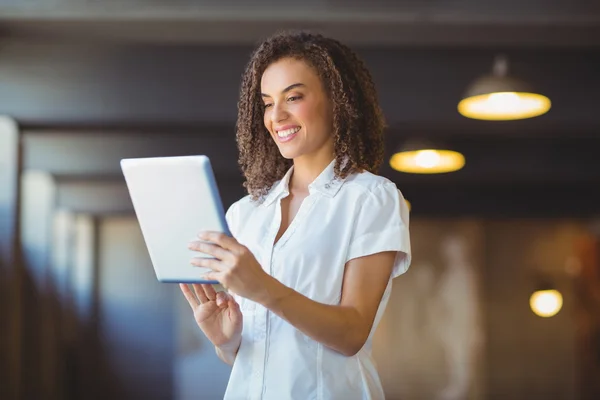 Donna sorridente utilizzando un tablet digitale — Foto Stock