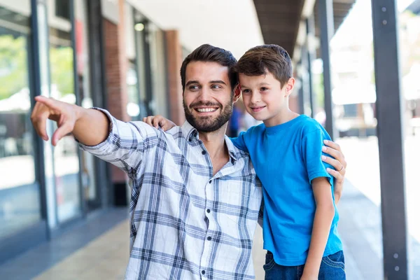 Filho e pai desviam o olhar — Fotografia de Stock