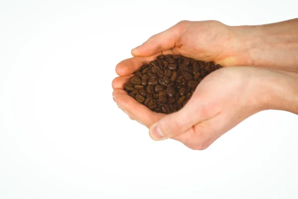 Zblízka pohled rukou ukazující kávová zrna — Stock fotografie