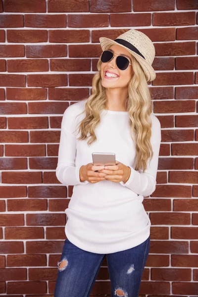 Blonda hipster anläggning smartphone — Stockfoto