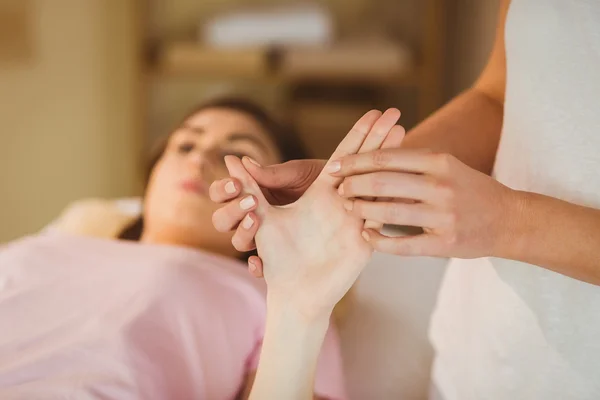 Jovem mulher chegando mão massagem — Fotografia de Stock