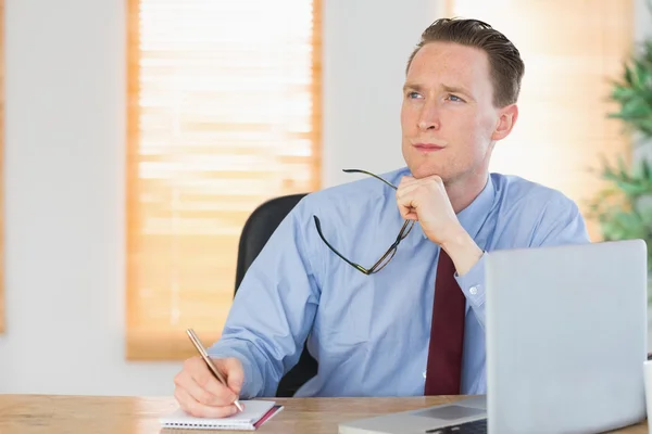 Hombre de negocios enfocado sentado en su escritorio — Foto de Stock