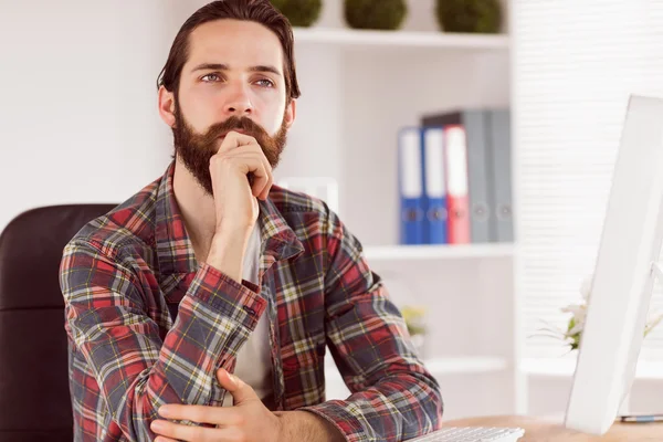 Hipster-Geschäftsmann sitzt am Schreibtisch — Stockfoto