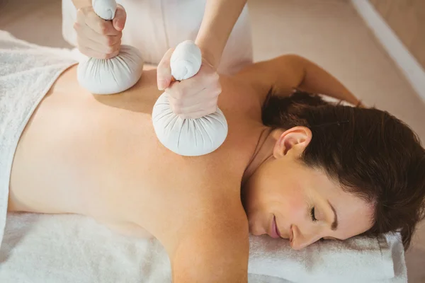 Frau bekommt Kräuterkompresse-Massage — Stockfoto