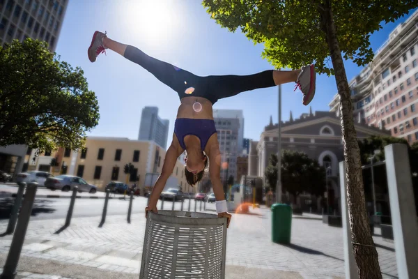 Athletic kvinna utför handstand — Stockfoto