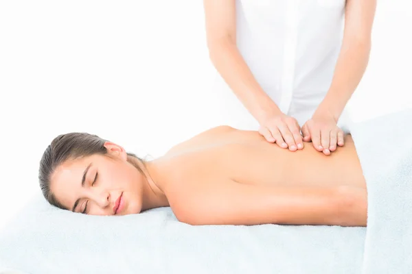 Brunette genieten van een massage — Stockfoto