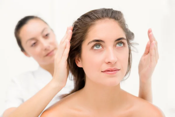 Esteticista tocando o cabelo da mulher — Fotografia de Stock