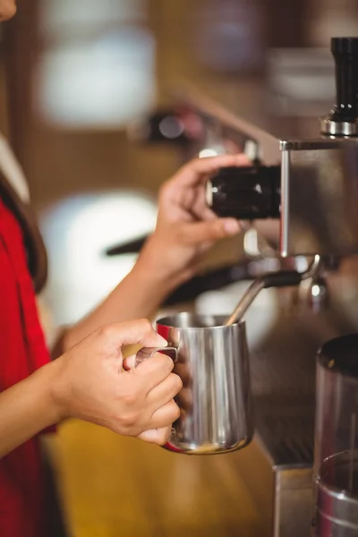 Barista dampfende Milch an der Kaffeemaschine — Stockfoto