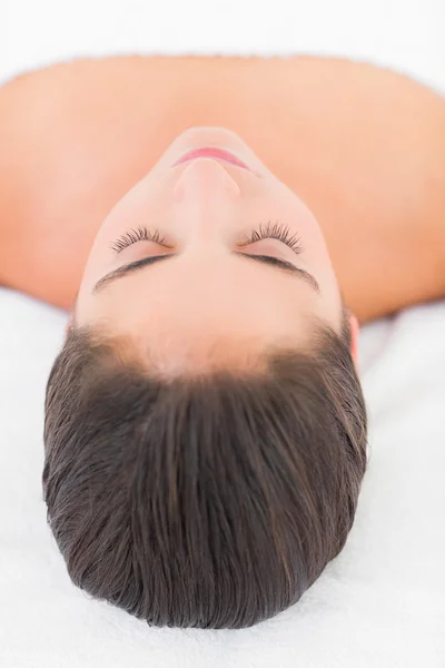 Vrouw op massagetafel — Stockfoto