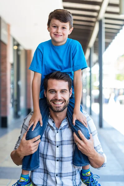 Retrato de um pai e filho piggybacking — Fotografia de Stock