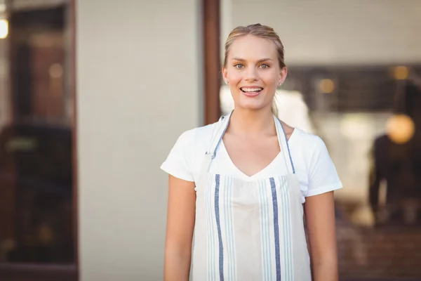 Blonde mooie serveerster glimlachen — Stockfoto
