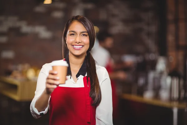 Cameriera sorridente porge una tazza da asporto — Foto Stock