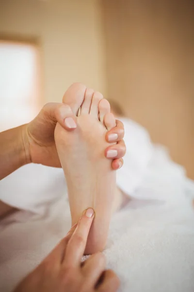 Jovem mulher recebendo massagem nos pés — Fotografia de Stock