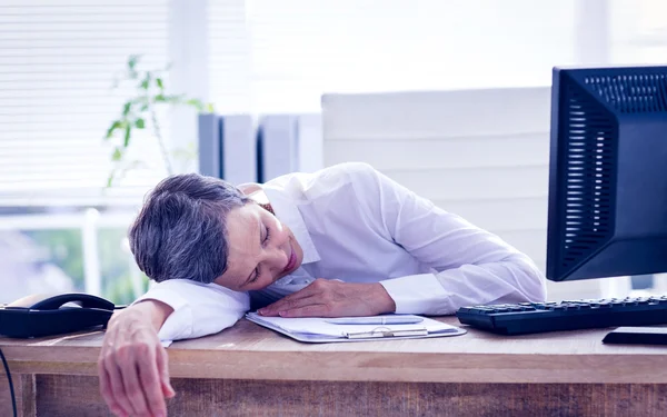 Mujer de negocios cansada durmiendo en el escritorio —  Fotos de Stock