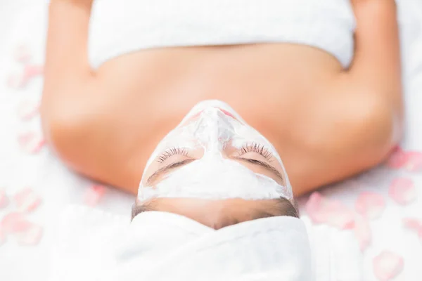 Mujer teniendo crema blanca en la cara — Foto de Stock