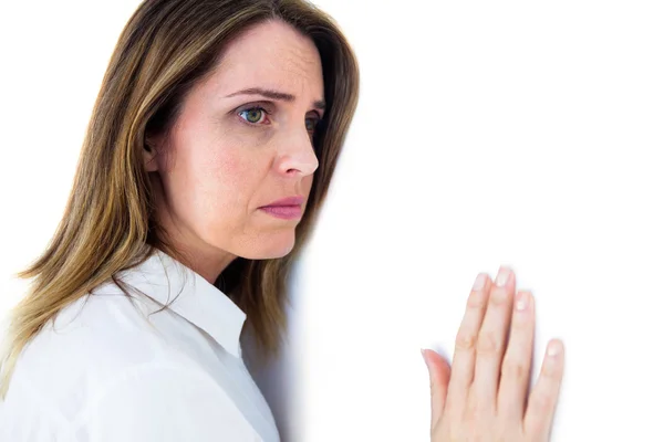 Femme d'affaires appuyée contre un mur blanc — Photo