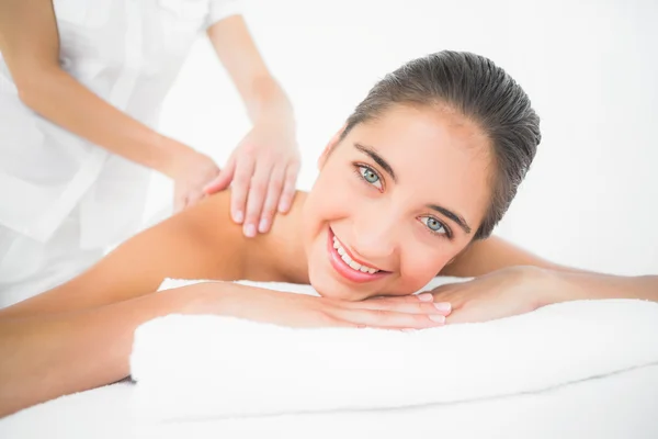 Kobieta otrzymująca masaż pleców — Zdjęcie stockowe