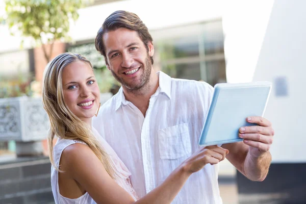 Casal usando computador tablet — Fotografia de Stock