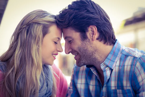 Couple assis dans un café tête à tête — Photo