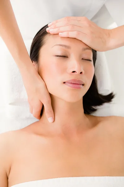 Woman receiving facial massage — Stock Photo, Image