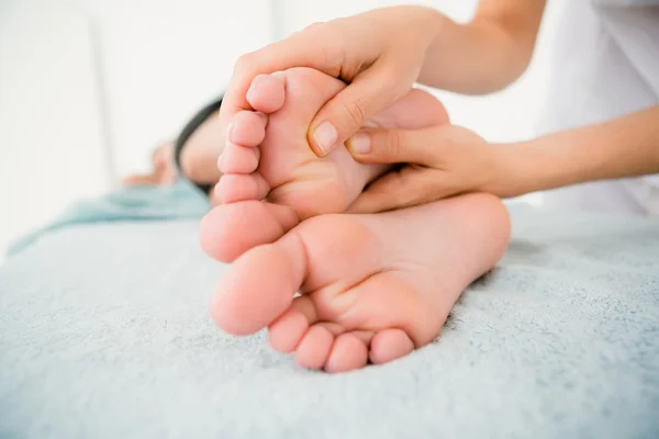 Mujer recibiendo masaje de pies — Foto de Stock