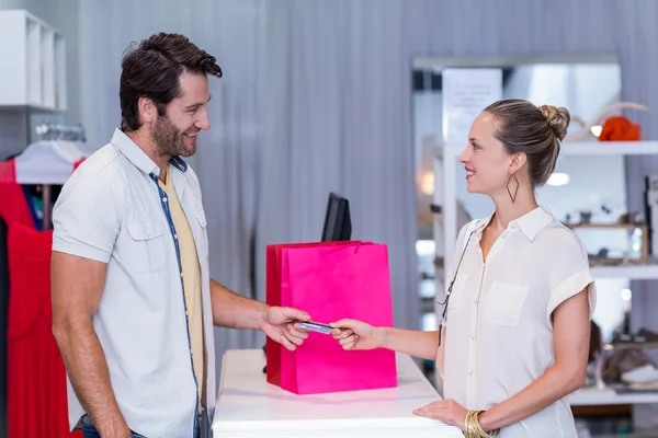 Mujer dando tarjeta de crédito al cajero — Foto de Stock