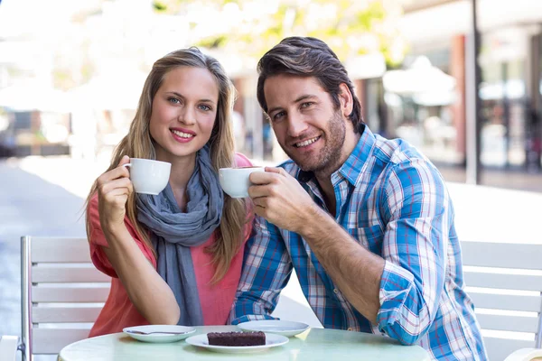 Par med kaffe tillsammans — Stockfoto