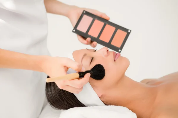 Hand applying makeup to woman — Stock Photo, Image