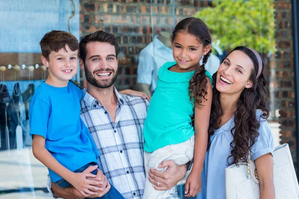 Familia feliz divirtiéndose en el centro comercial — Foto de Stock