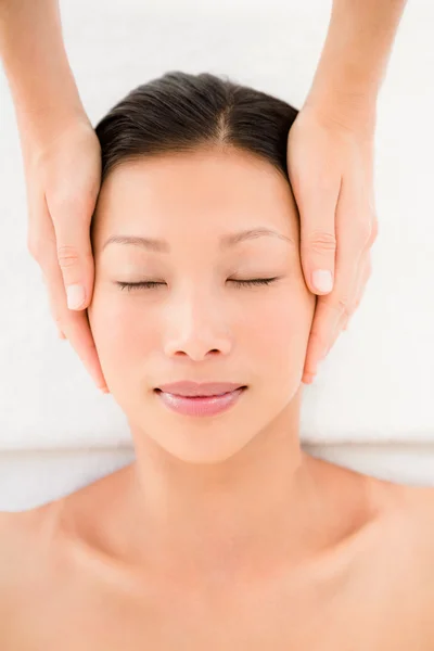 Młoda kobieta otrzymująca masaż głowy — Zdjęcie stockowe