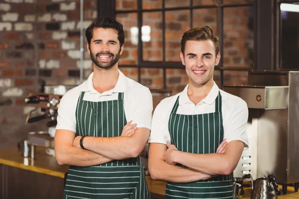 Δύο χαμογελαστά baristas εξετάζοντας τη φωτογραφική μηχανή — Φωτογραφία Αρχείου