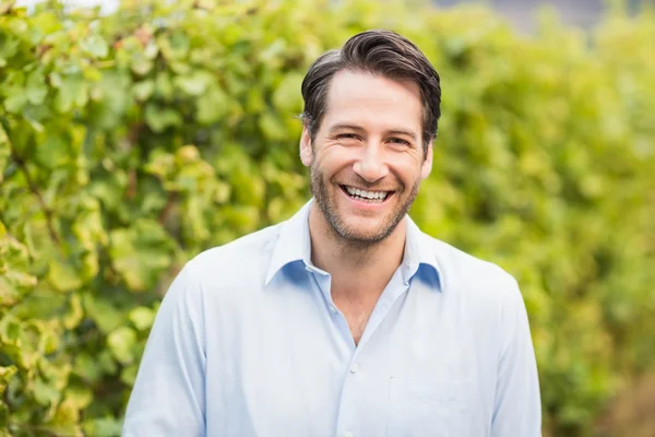 Giovane uomo felice sorridente alla macchina fotografica — Foto Stock