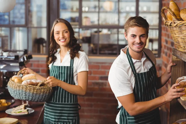 Colegas felizes trabalhando com um sorriso — Fotografia de Stock