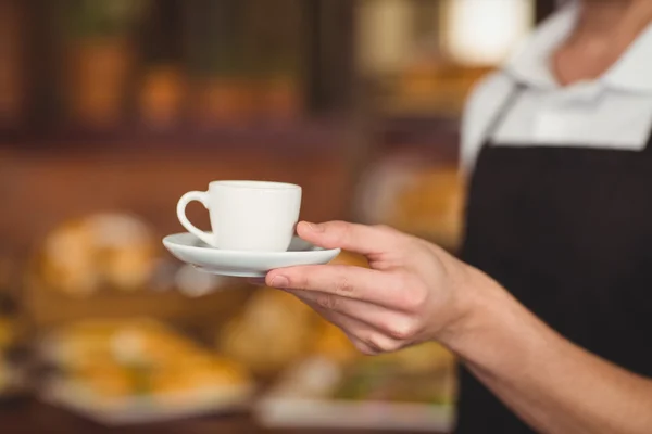 Barista nabízí šálek kávy — Stock fotografie