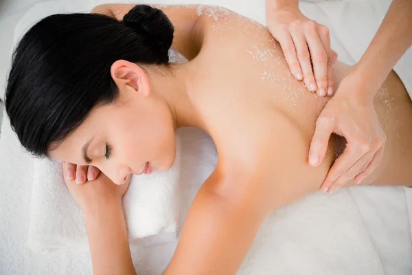 Kobieta korzystających z solą peeling masaż — Zdjęcie stockowe