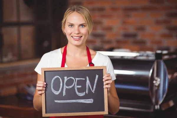 Dość kelnerka ze znakiem otwarta tablica — Zdjęcie stockowe