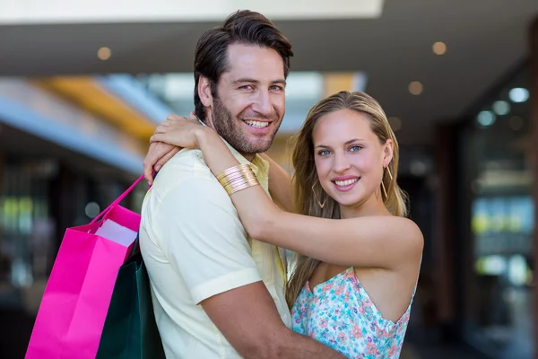 情侣拥抱的购物袋 — 图库照片