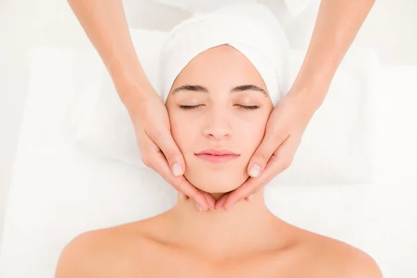 Mujer recibiendo masaje facial —  Fotos de Stock