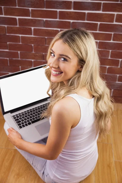 Frau mit Laptop am Knie — Stockfoto