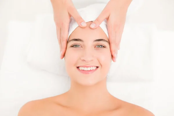 Mujer recibiendo masaje facial —  Fotos de Stock